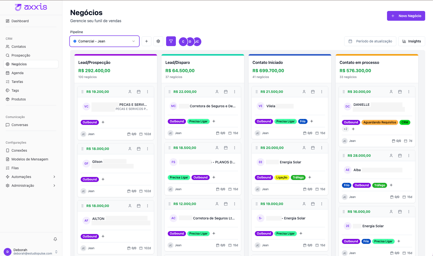 Funil Kanban do Axxis CRM com oportunidades, etapas e valores comerciais